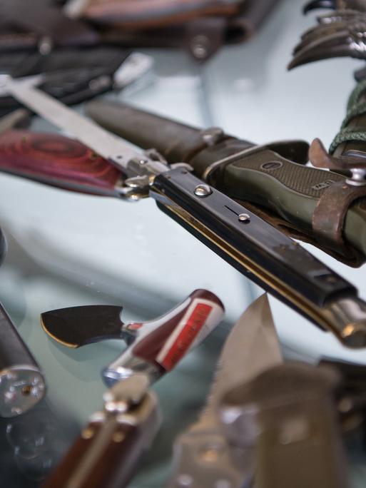 Von der Polizei sichergestellte Waffen liegen auf einem Tisch im Waffenmuseum des bayerischen Landeskriminalamts.