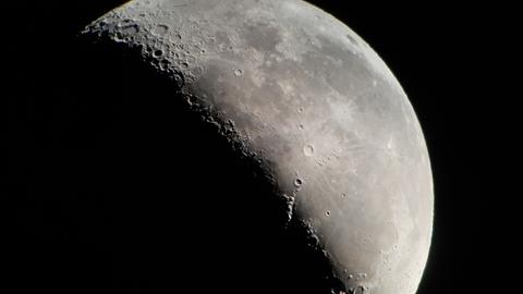 Der Mond in einer Nahaufnahme vor dem schwarzen Weltall.