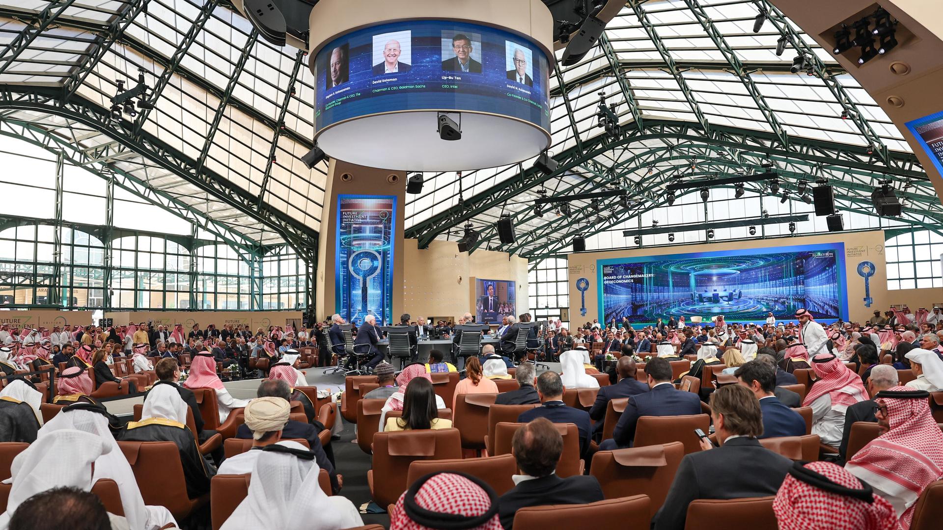 Viele Teilnehmer sitzen bei der Future Investment Initiative in Saudi-Arabien. Man sieht verschiedene Bildschime. Viele Teilnehmer sitzen bei der Future Investment Initiative in Saudi-Arabien. Man sieht verschiedene Bildschime.