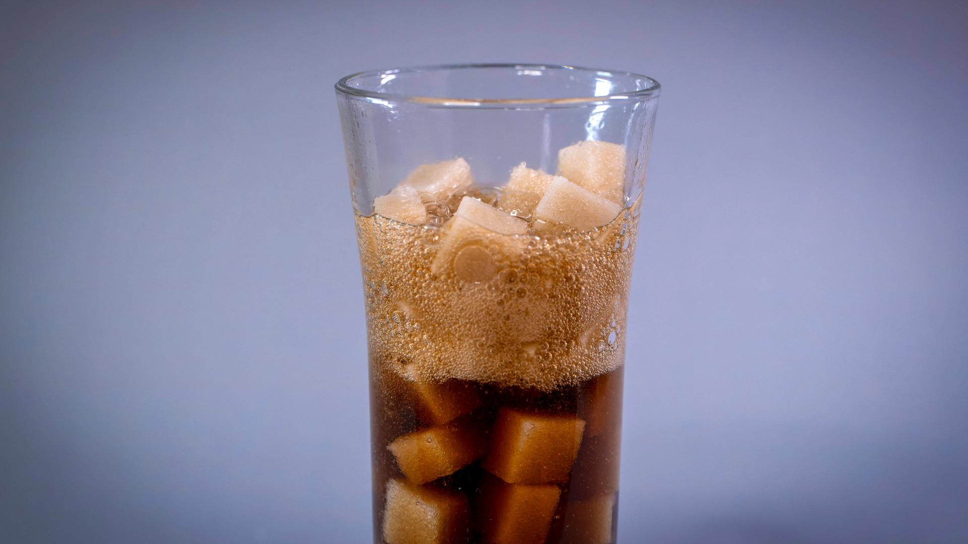 Würfelzucker und Cola-Dose