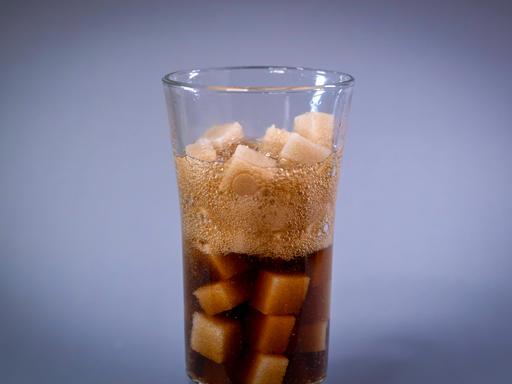 Würfelzucker und Cola-Dose