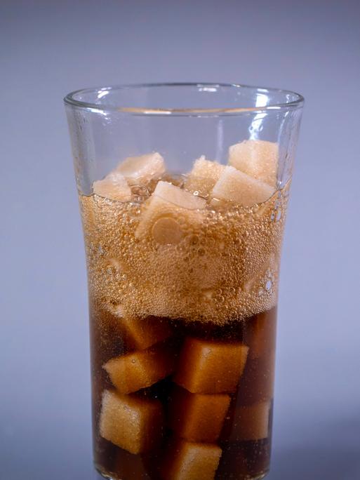 Würfelzucker und Cola-Dose
