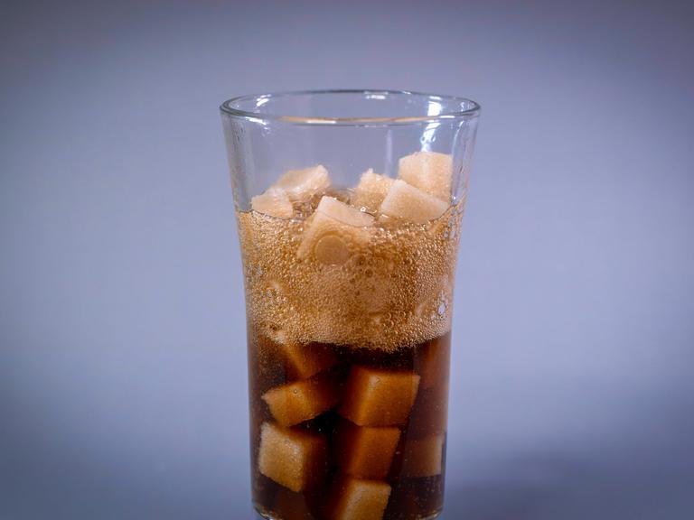 Würfelzucker und Cola-Dose
