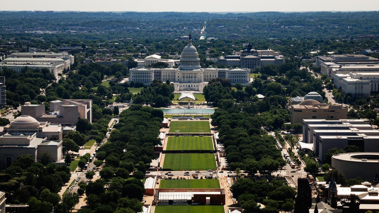 Die National Mall vor dem US-Kapitol in Washington von oben gesehen A)