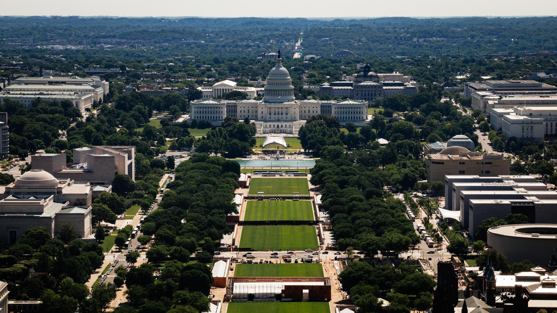 Die National Mall vor dem US-Kapitol in Washington von oben gesehen A)