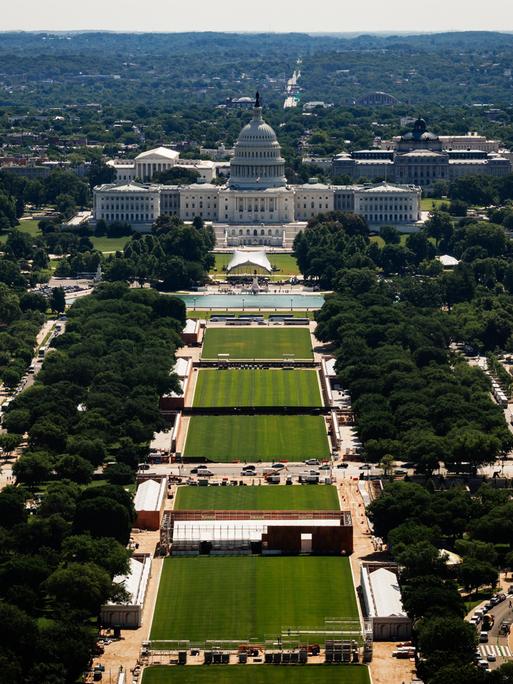 Die National Mall vor dem US-Kapitol in Washington von oben gesehen A)