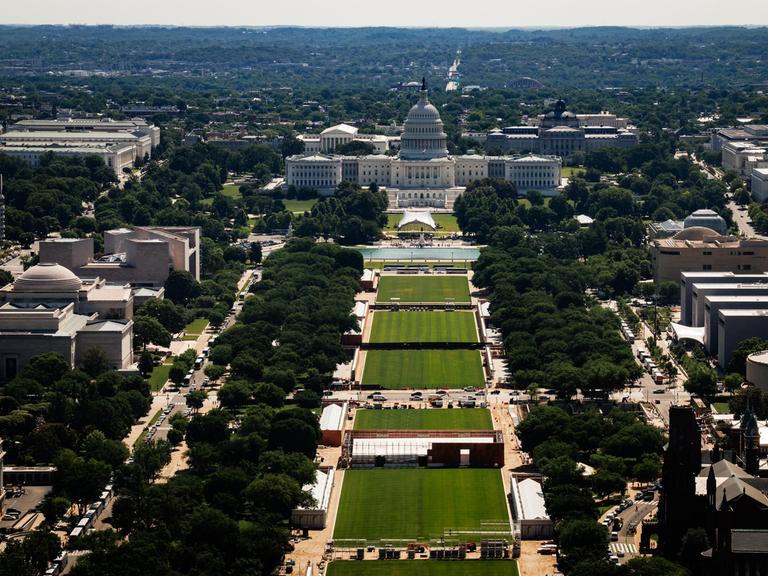 Die National Mall vor dem US-Kapitol in Washington von oben gesehen A)