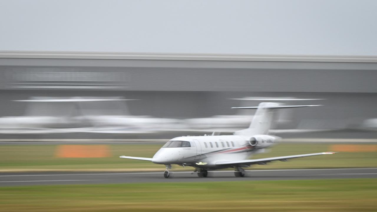Ein Privatjet hebt südwestlich von London ab.