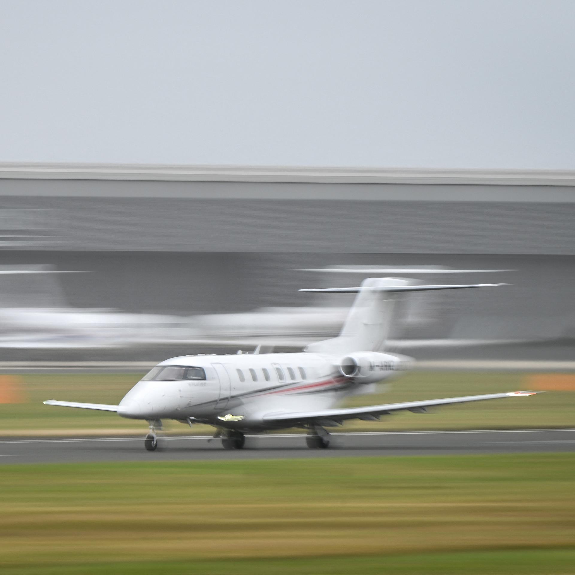 Ein Privatjet hebt südwestlich von London ab.