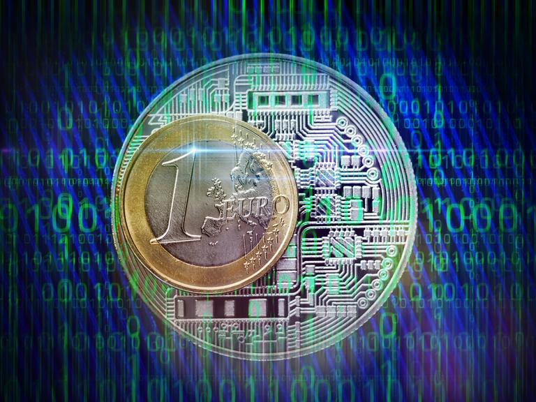 Illustration einer Euromünze, dahinter grüne binäre Zahlenfolgen auf blauem Hintergrund.