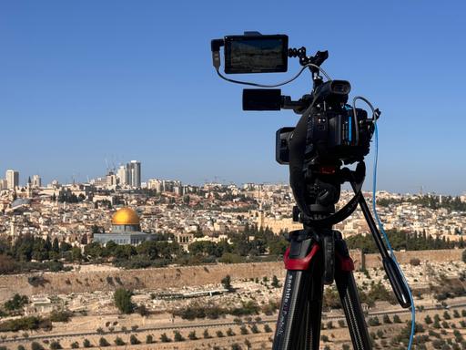 Eine TV-Kamera, die auf das Stadtpanorama von Jerusalem gerichtet ist