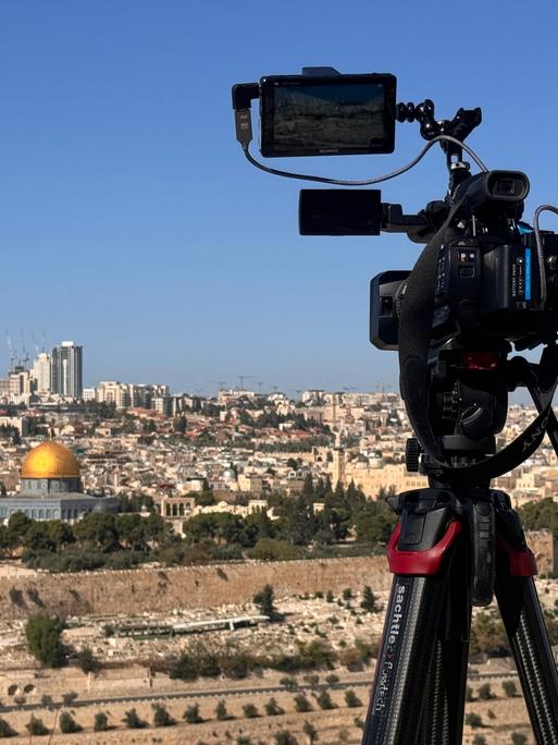 Eine TV-Kamera, die auf das Stadtpanorama von Jerusalem gerichtet ist