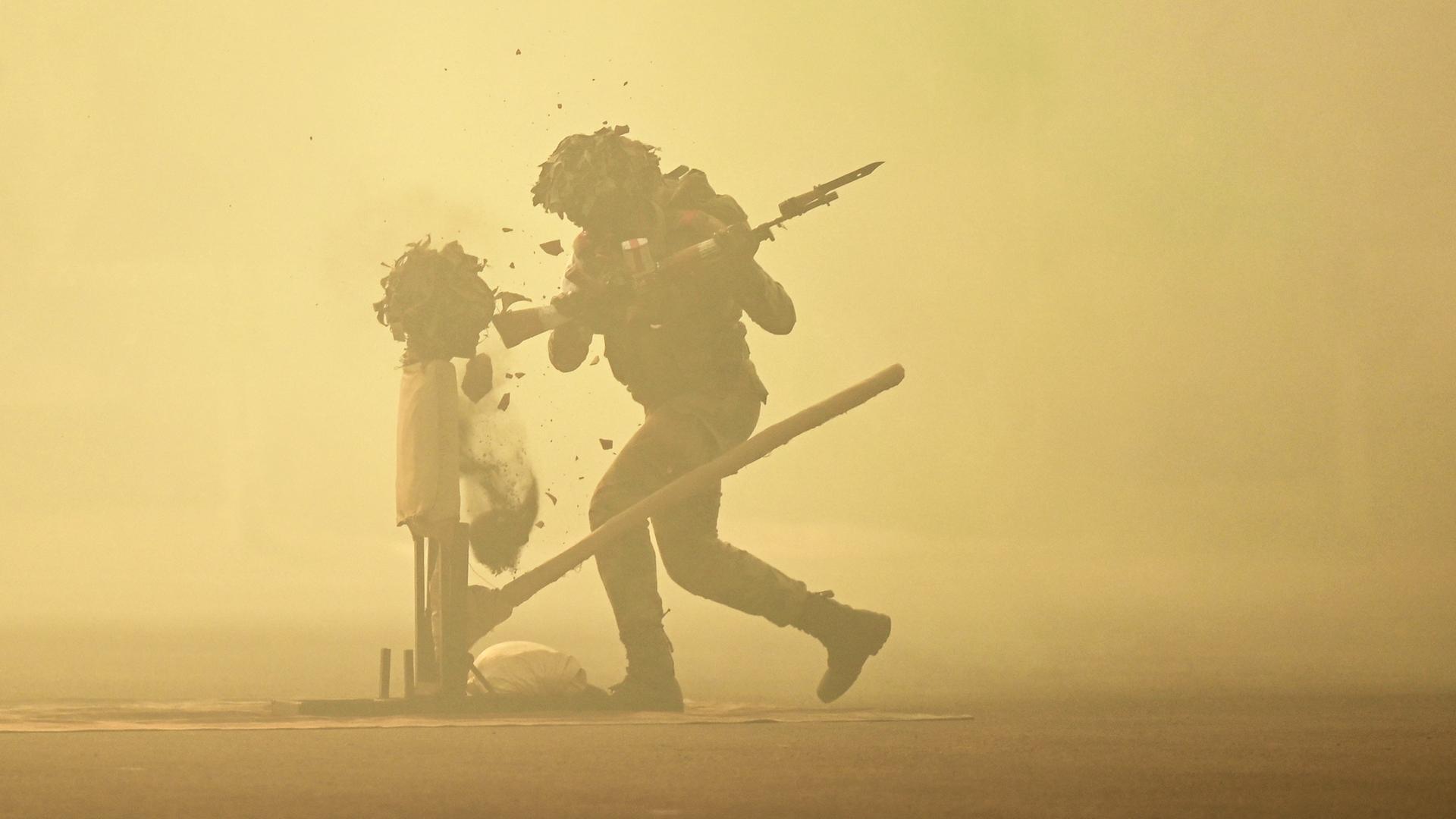 Ein Kadett der indischen Armee während einer Übung in Chennai am 7. März 2025