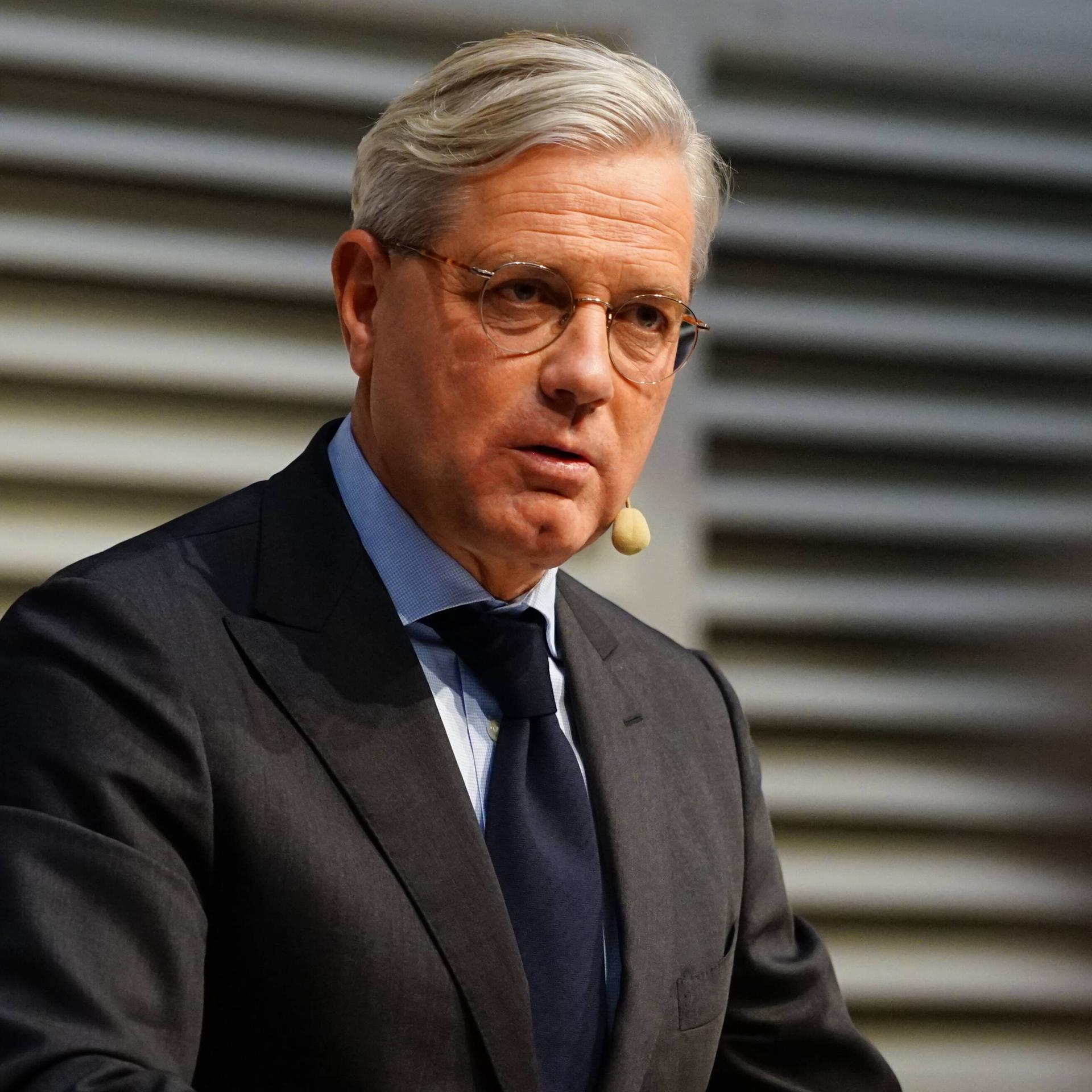 Norbert Röttgen steht an einem Pult und hält eine Rede.