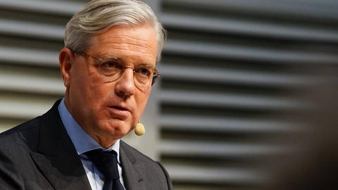 Norbert Röttgen steht an einem Pult und hält eine Rede.
