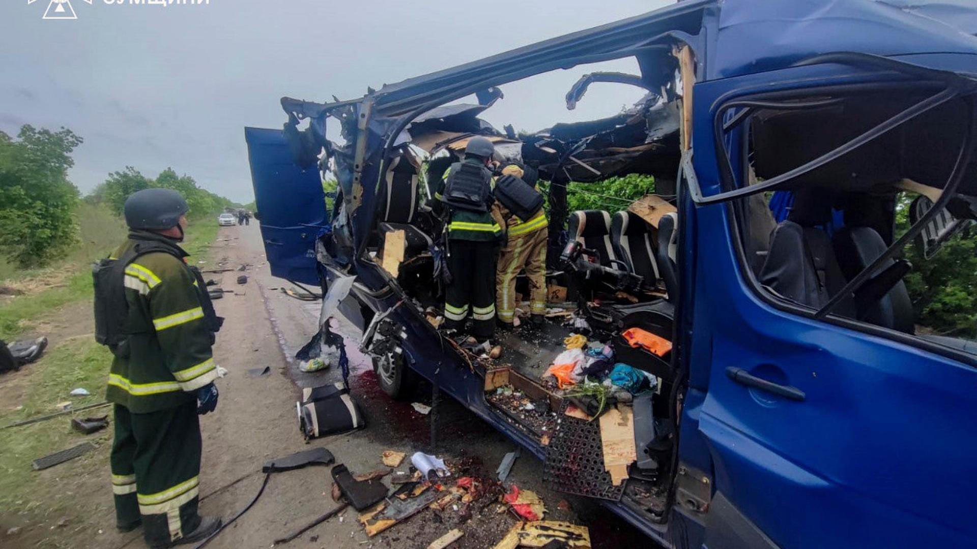 Ein zerstörter Bus, in dem Rettungskräfte nach Überlebenden suchen. Ein zerstörter Bus, in dem Rettungskräfte nach Überlebenden suchen.