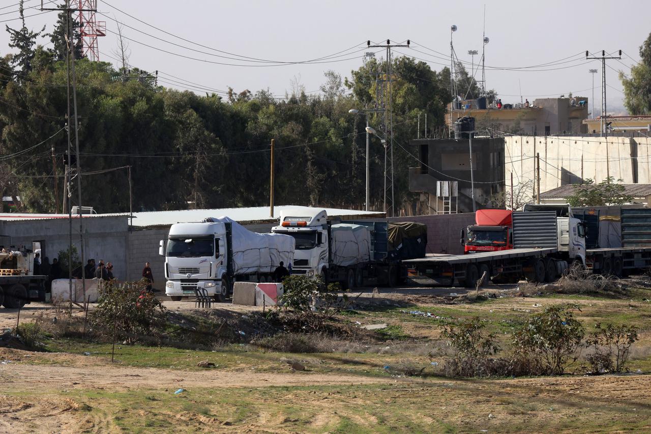 In Rafah im Gazastreifen überqueren mit Hilfsgütern beladene Lkw den Grenzübergang.