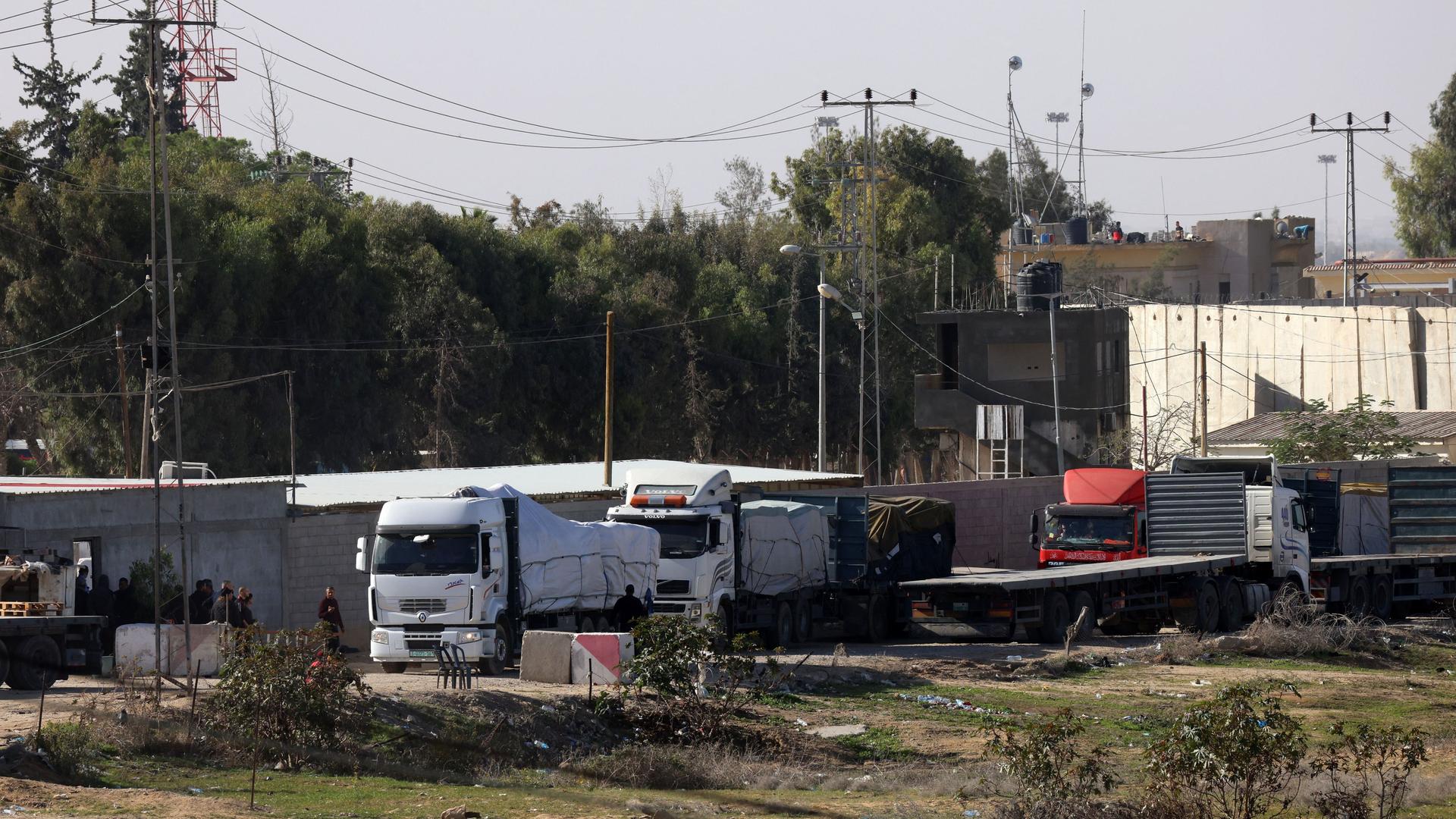 In Rafah im Gazastreifen überqueren mit Hilfsgütern beladene Lkw den Grenzübergang.