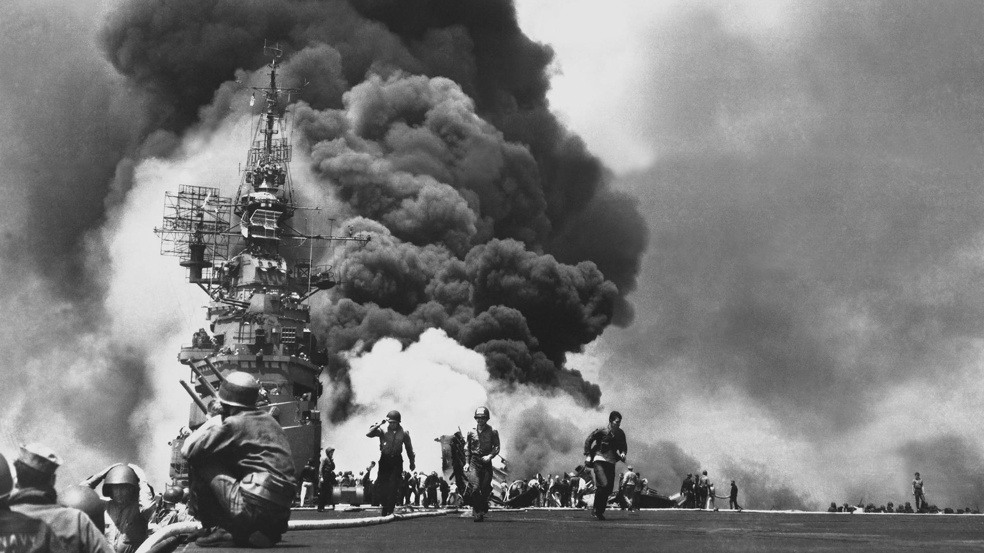 Der brennende US-Flugzeugträger USS Bunker Hill nach zwei Kamikazeangriffen während der Schlacht von Okinawa
