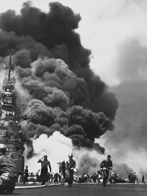 Der brennende US-Flugzeugträger USS Bunker Hill nach zwei Kamikazeangriffen während der Schlacht von Okinawa