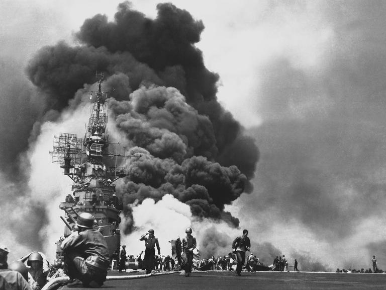 Der brennende US-Flugzeugträger USS Bunker Hill nach zwei Kamikazeangriffen während der Schlacht von Okinawa