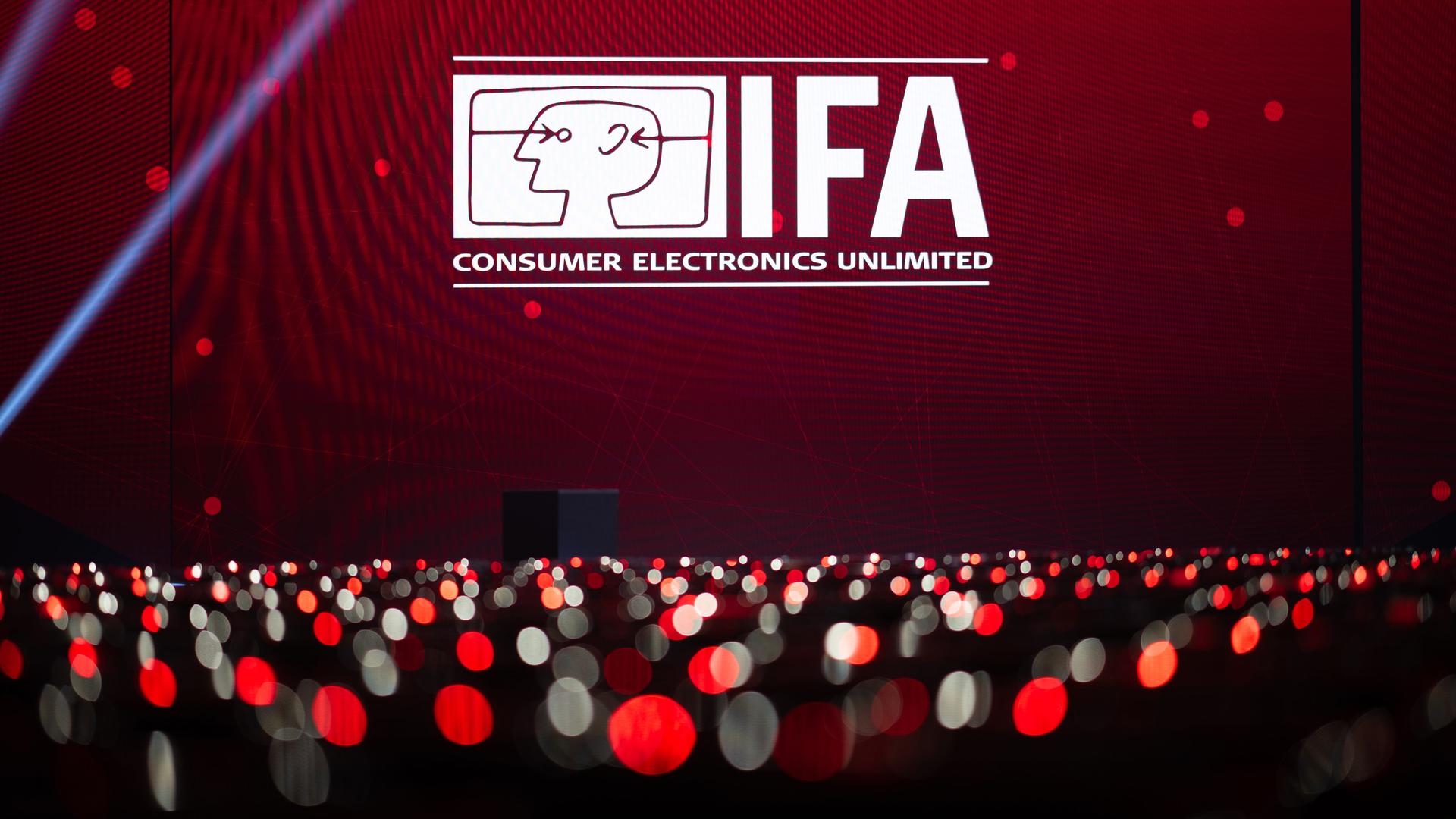 Lichter leuchten vor einer Pressekonferenz zur Eröffnung der Internationalen Funkausstellung (IFA) in der Messe Berlin vor dem IFA-Logo. 