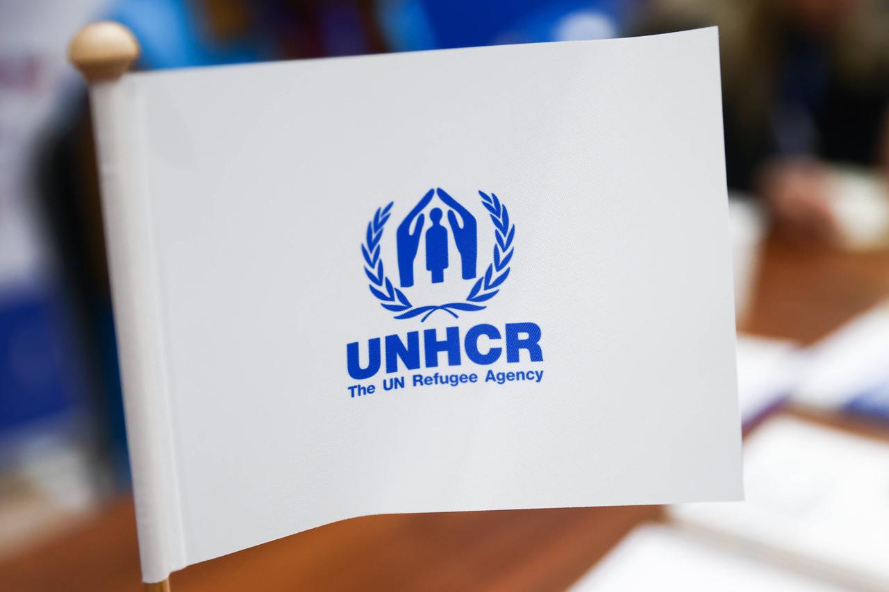 Das Logo des UNHCR ist auf einem Wimpel zu sehen.