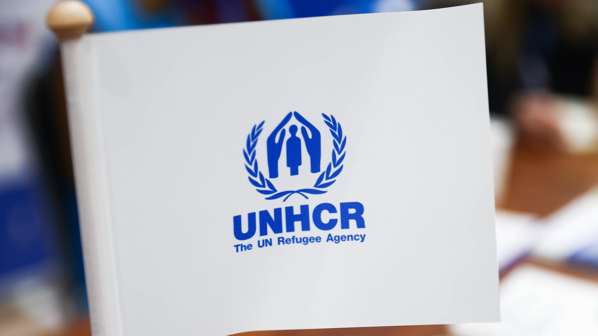 Das Logo des UNHCR ist auf einem Wimpel zu sehen. Das Logo des UNHCR ist auf einem Wimpel zu sehen.