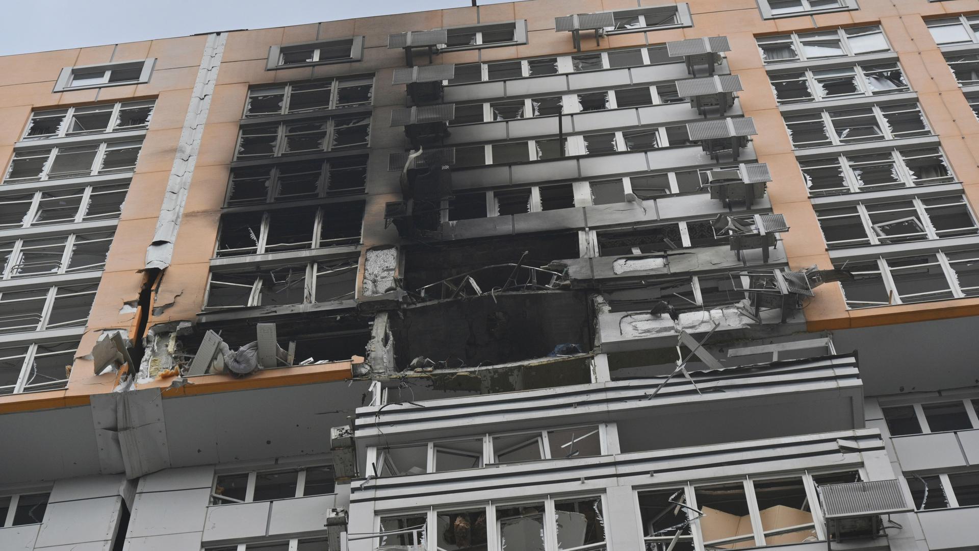 Odessa: Ein zerstörtes mehrstöckiges Wohnhaus nach einem massiven russischen Luftangriff. Odessa: Ein zerstörtes mehrstöckiges Wohnhaus nach einem massiven russischen Luftangriff.