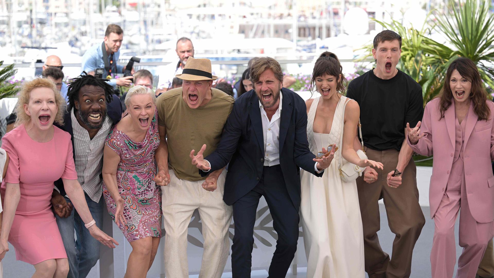 Ruben Östlund (im schwarzen Anzug) posiert mit seinem Schauspieler-Team in Cannes.