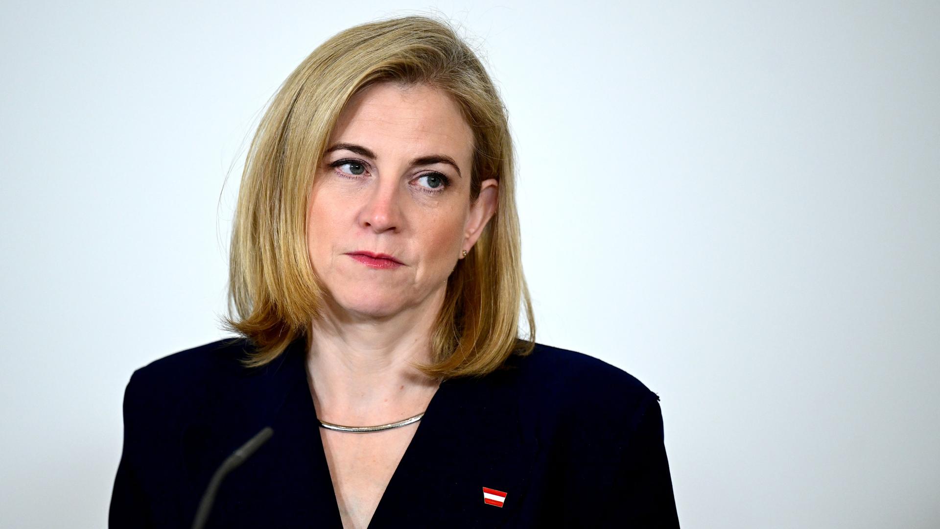 ABD0068_20251001 - WIEN - ÖSTERREICH: Aussenministerin Beate Meinl-Reisinger (NEOS) beim Pressefoyer nach einer Sitzung des Ministerrates am Mittwoch, 1. Oktober 2025, in Wien. - FOTO: APA/ROLAND SCHLAGER - 20251001_PD2495 ABD0068_20251001 - WIEN - ÖSTERREICH: Aussenministerin Beate Meinl-Reisinger (NEOS) beim Pressefoyer nach einer Sitzung des Ministerrates am Mittwoch, 1. Oktober 2025, in Wien. - FOTO: APA/ROLAND SCHLAGER - 20251001_PD2495