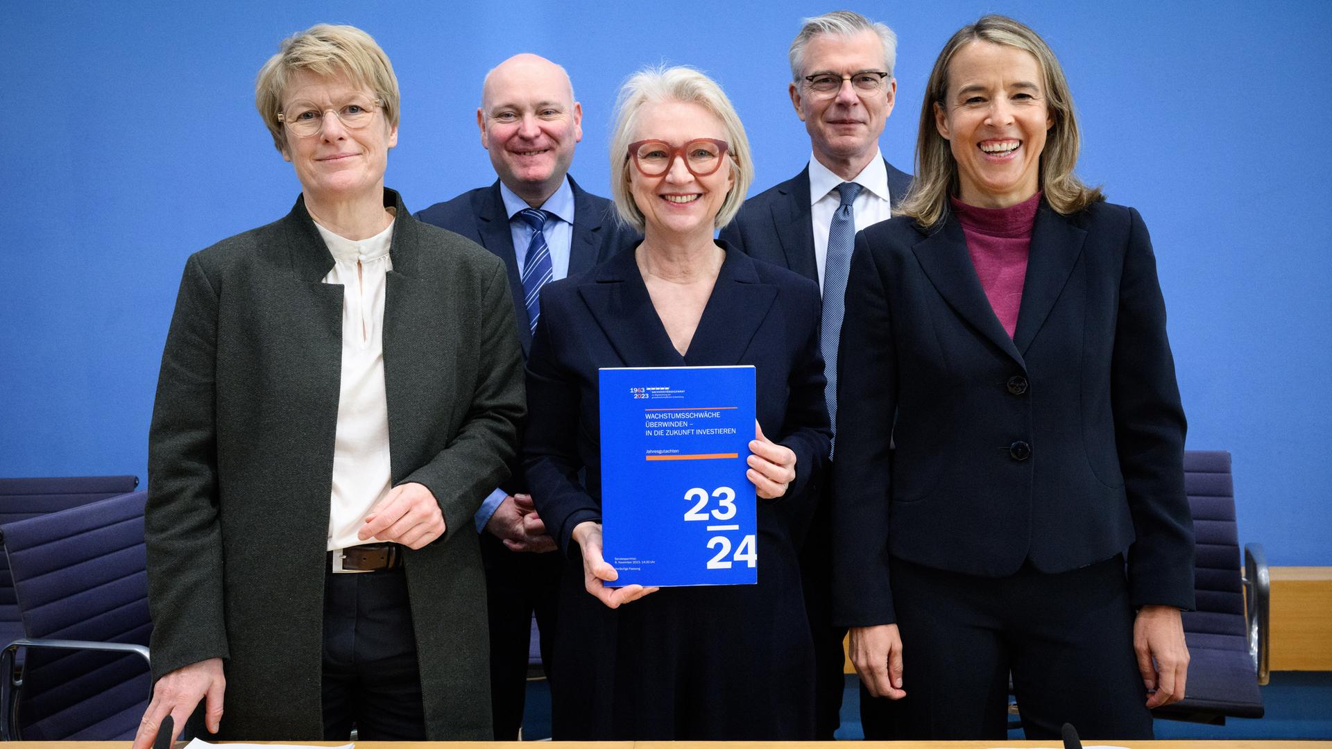 Die Mitglieder des Sachverständigenrats zur Begutachtung der gesamtwirtschaftlichen Entwicklung stellen in der Bundespressekonferenz das Jahresgutachten 2023/24 vor. 