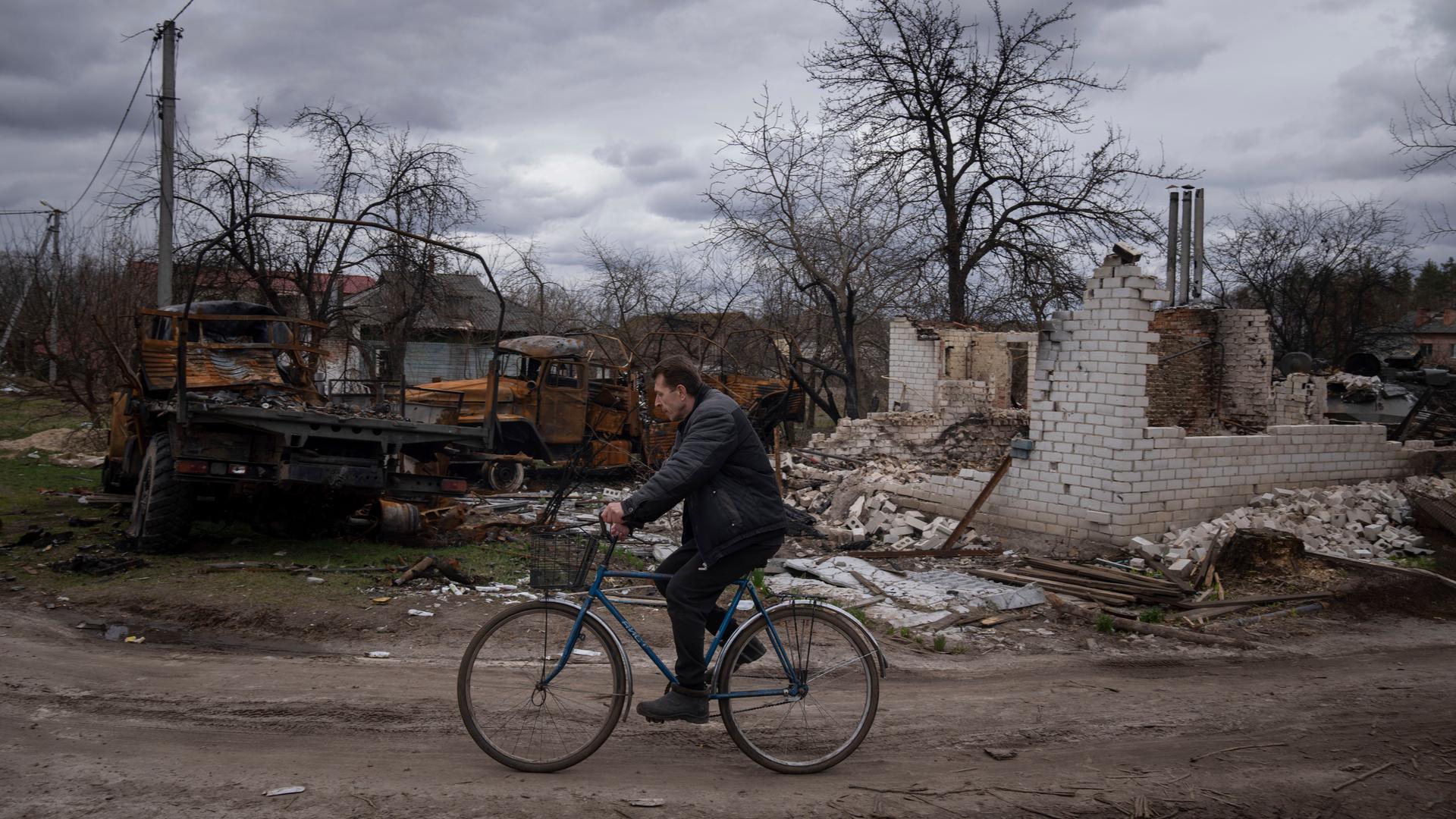 Ein Mann fährt mit einem Fahrrad vor durch die russische Armee zerstörten Häusern in Yahinde, in der Nähe von Dnipro, Ukraine.
Ein Mann fährt mit einem Fahrrad vor durch die russische Armee zerstörten Häusern in Yahinde, in der Nähe von Dnipro, Ukraine.