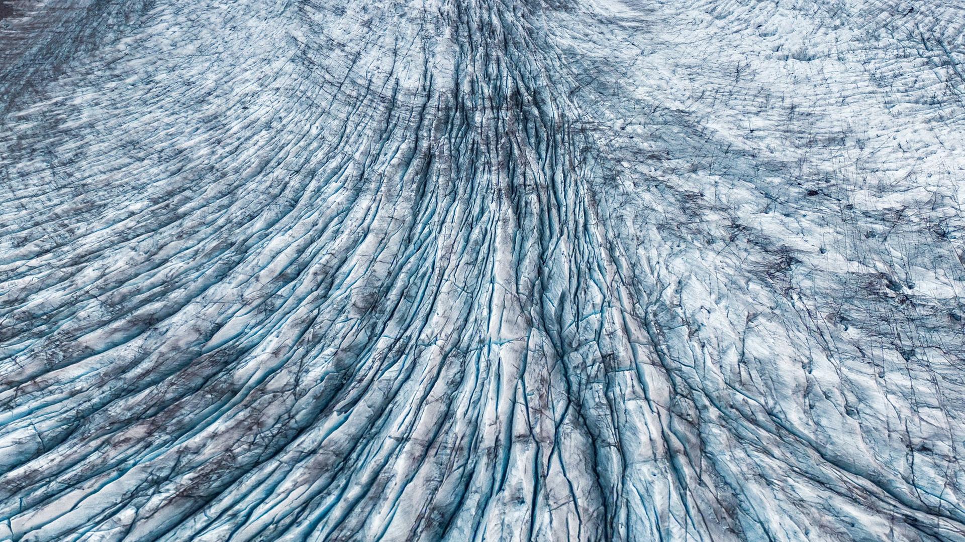 Eine Luftaufnahme zeigt durch Eisschmelze entstandene Eisformationen auf einem Gletscher im Vatnajökull-Nationalpark in Island.