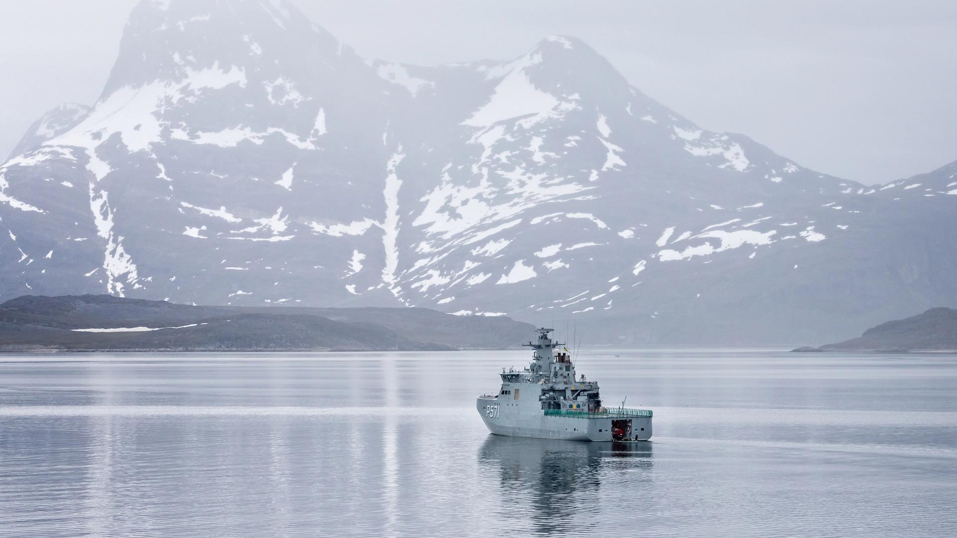 Ein Schiff von der dänischen Marine vor Nuuk in Grönland Ein Schiff von der dänischen Marine vor Nuuk in Grönland