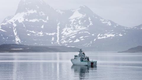 Ein Schiff der dänischen Marine patrouilliert vor Nuuk in Grönland 