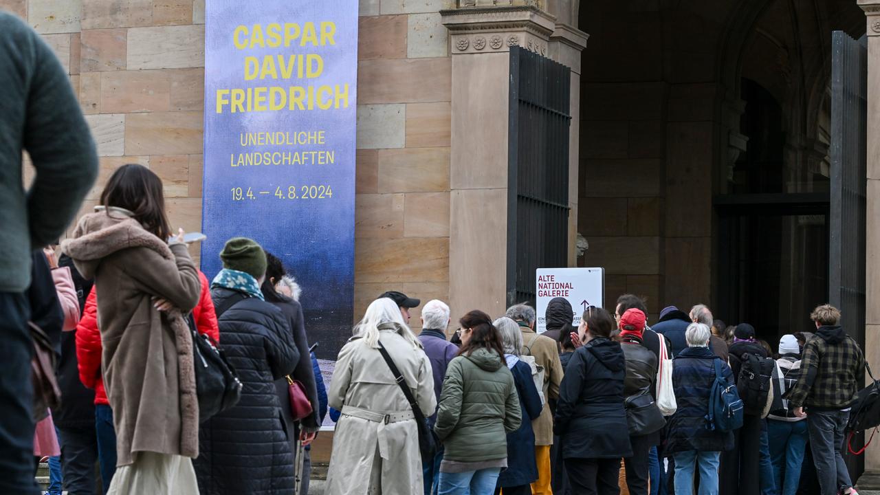 Zahlreiche Besucher stehen vor der Alten Nationalgalerie, um die Ausstellung "Caspar David Friedrich. Unendliche Landschaften" anzuschauen.