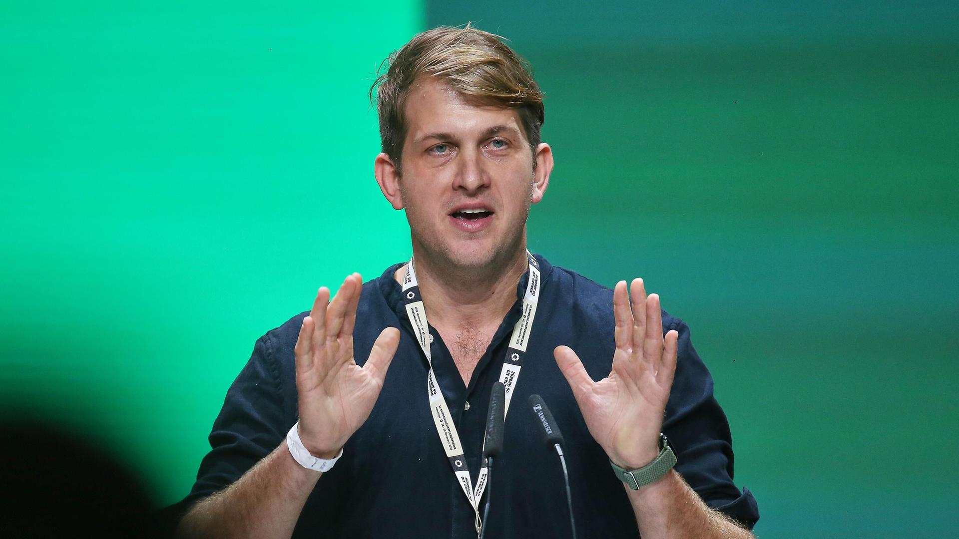 Michael Bloss gestikuliert mit beiden Händen.