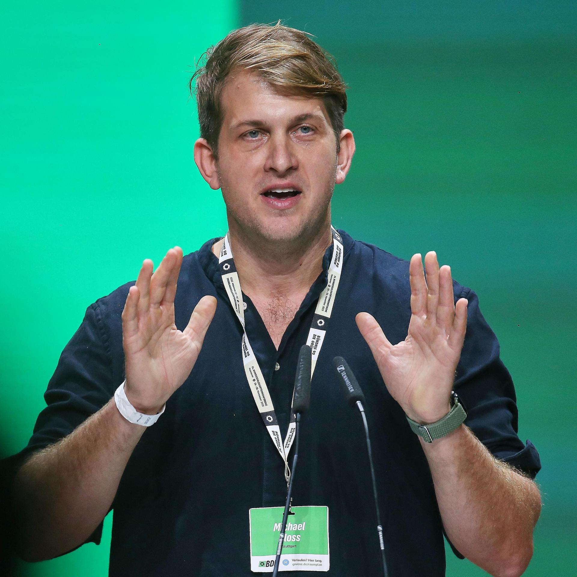 Michael Bloss gestikuliert mit beiden Händen.