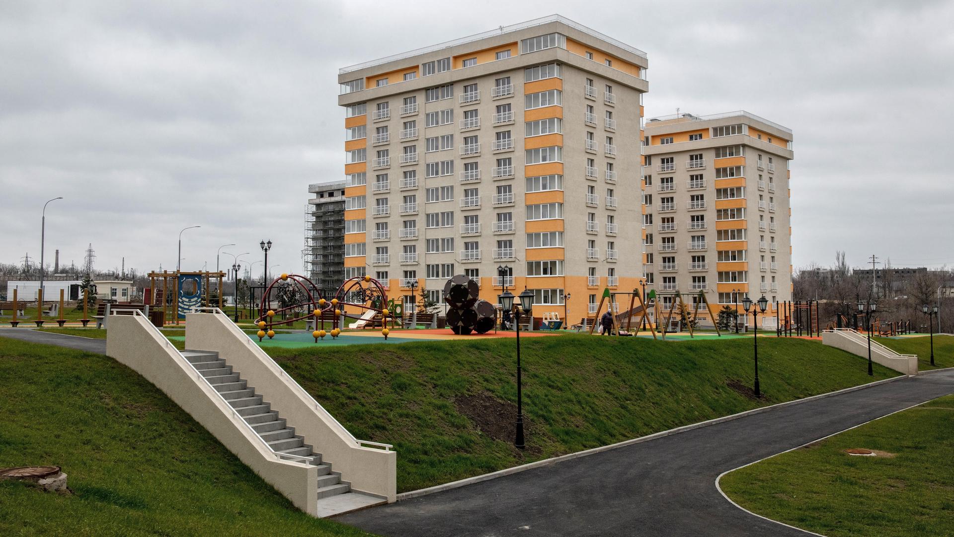 Neue Hochhäuser in Mariupol, die von der russischen Besatzungsmacht in der ukrainischen Stadt gebaut wurden. 