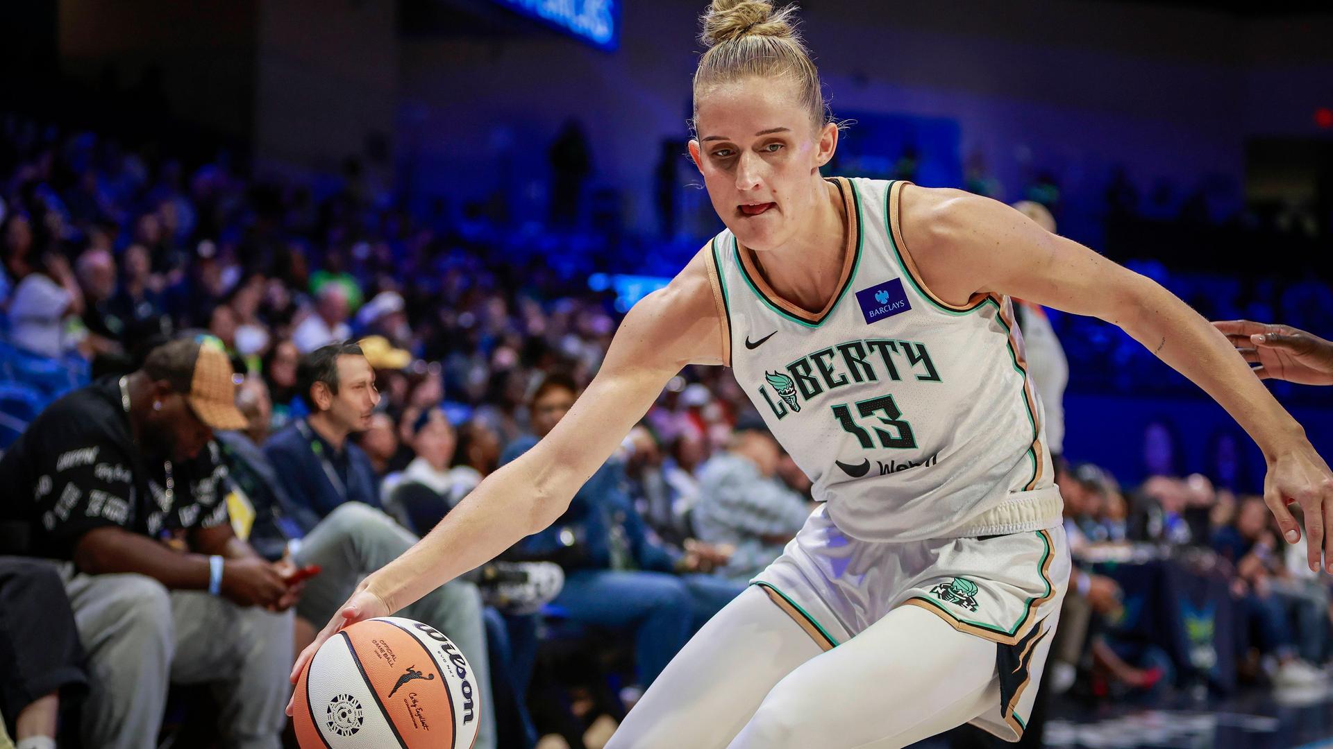 Leonie Fiebich im Trikot von New York Liberty