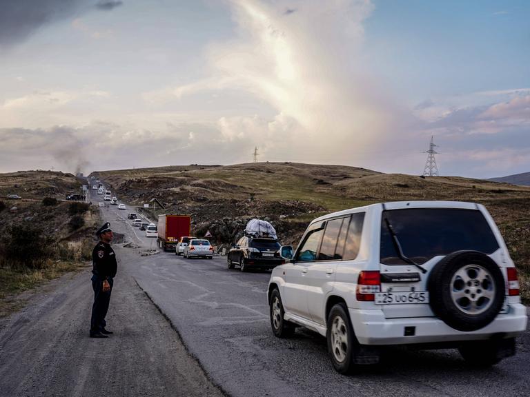 29. September 2023, in der Nähe von Goris, Armenien: Eine Reihe von Autos, teils voller persönlicher Gegenstände, stehen entlang der Autobahn nach Armenien. 