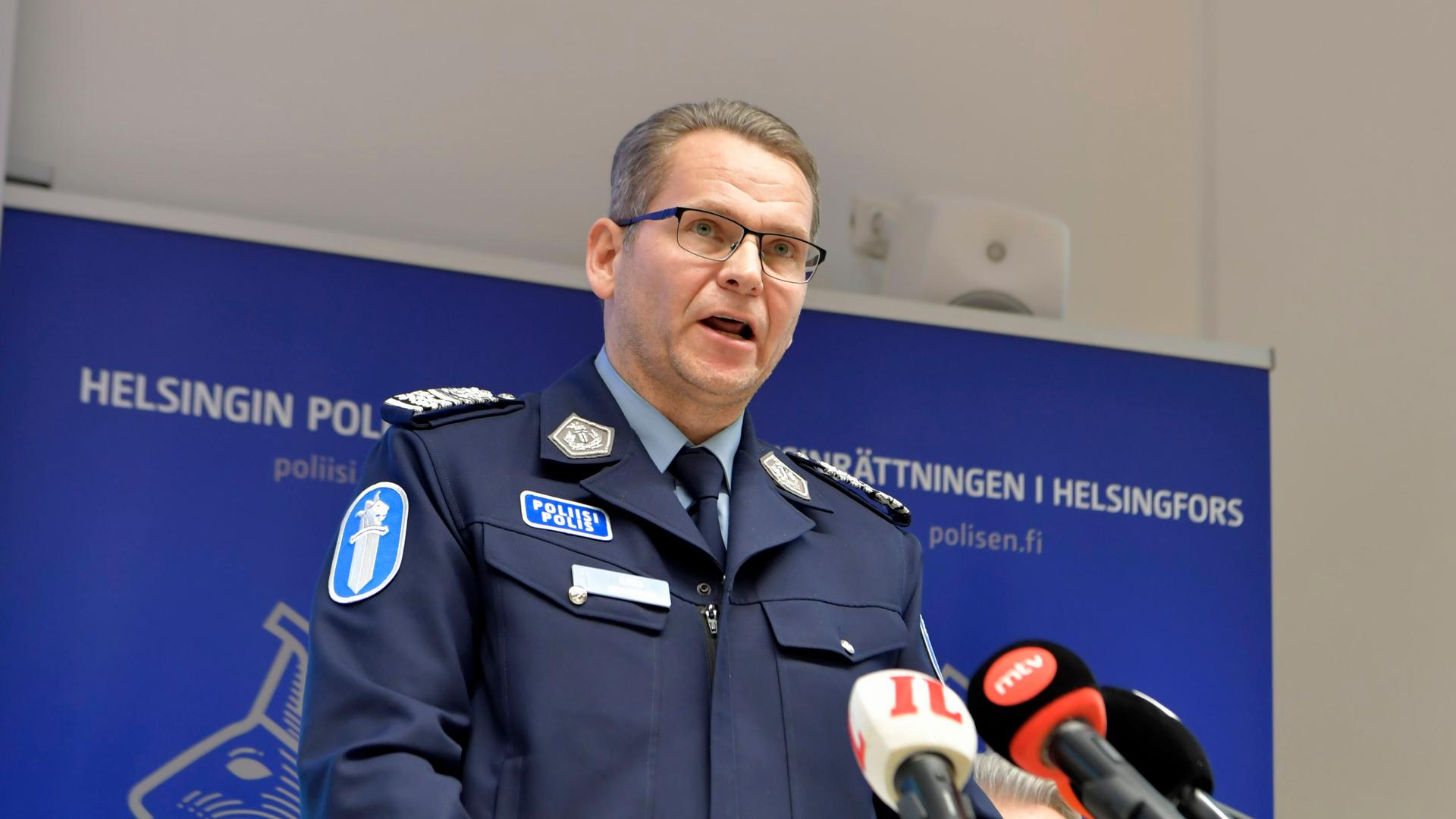 Das Bild zeigt einen Sprecher der Polizei in Helsinki, nachdem die Behörden des Landes einen Frachter festgesetzt haben, der mutmaßlich ein Seekabel beschädigt hat. 