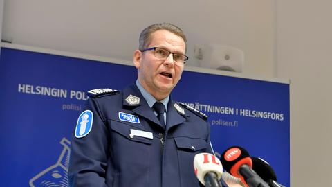 Das Bild zeigt einen Sprecher der Polizei in Helsinki, nachdem die Behörden des Landes einen Frachter festgesetzt haben, der mutmaßlich ein Seekabel beschädigt hat. 