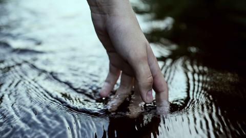 Eine Hand im Wasser.