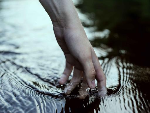 Eine Hand im Wasser.