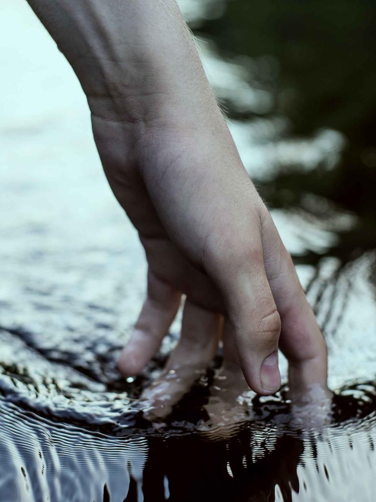 Eine Hand im Wasser.