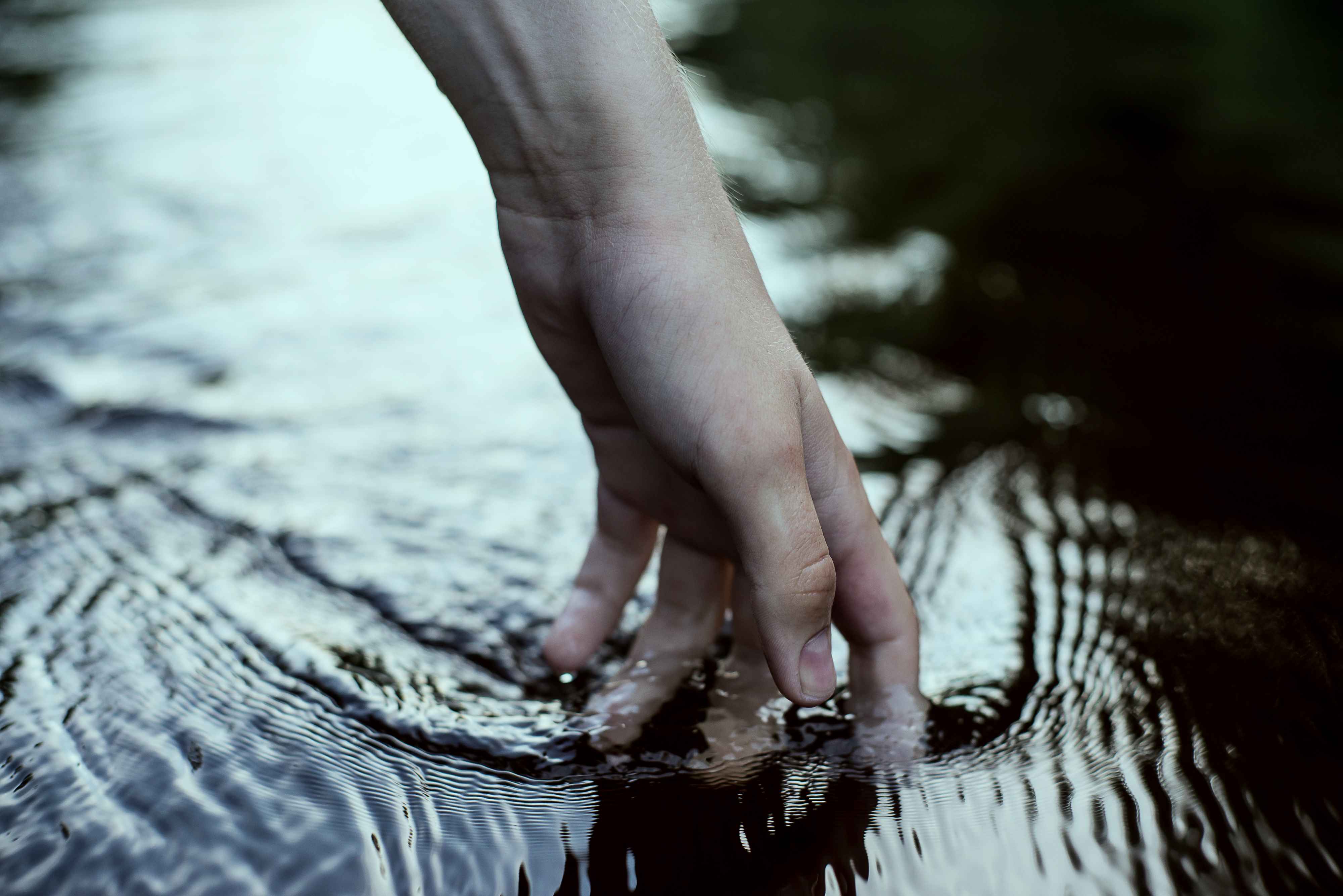 Eine Hand im Wasser.