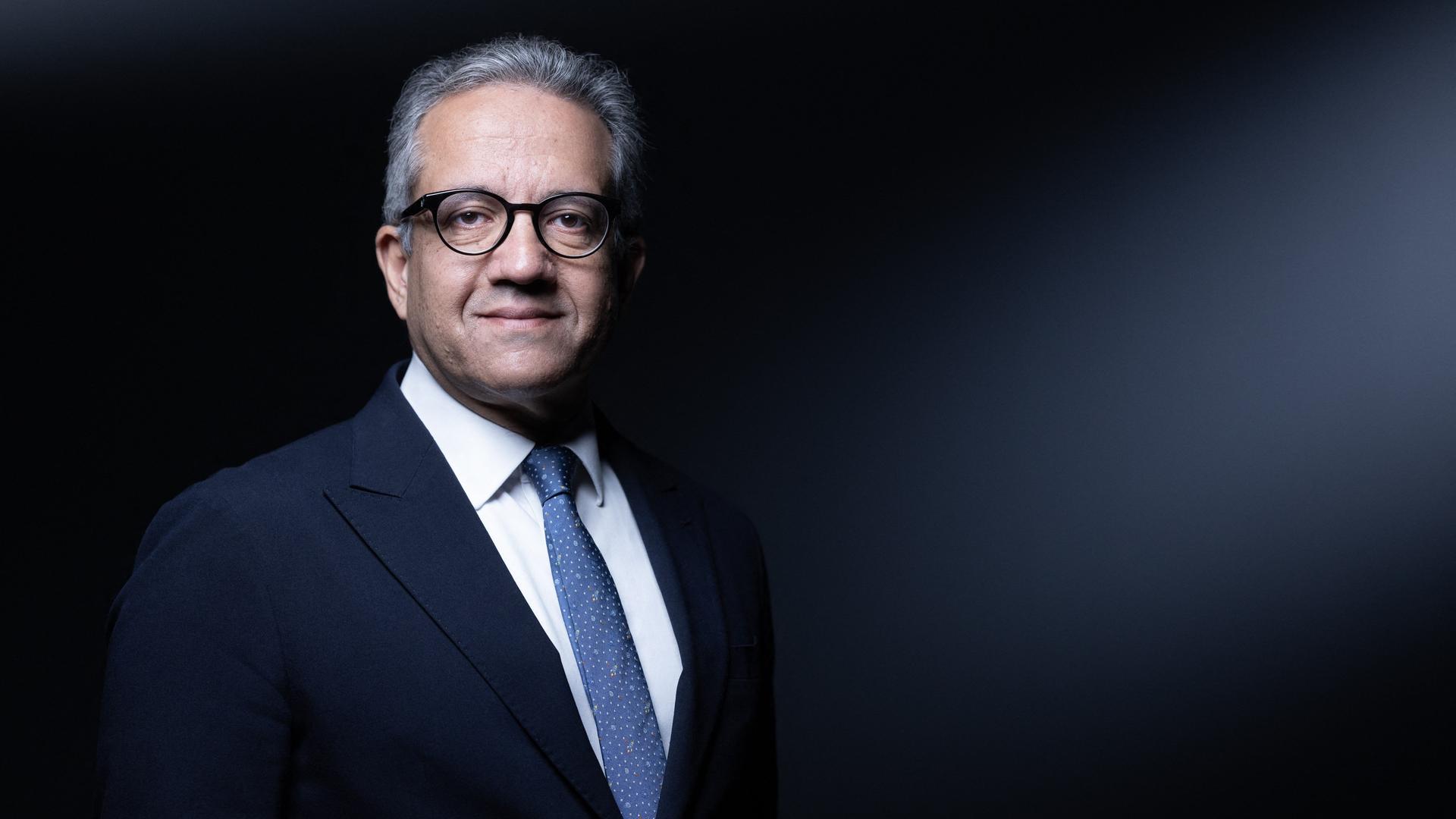 Khaled El-Enany im Porträt lächelt in die Kamera.