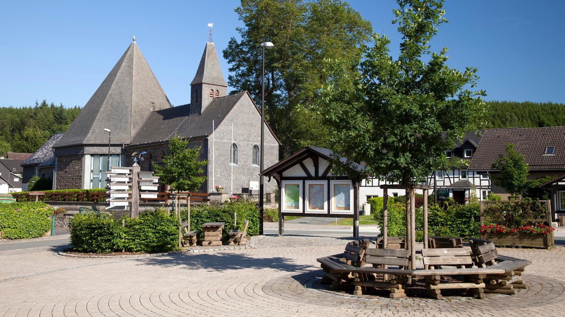 Dorfplatz von Küstelberg, Ortsteil der Kleinstadt Medebach im Sauerland